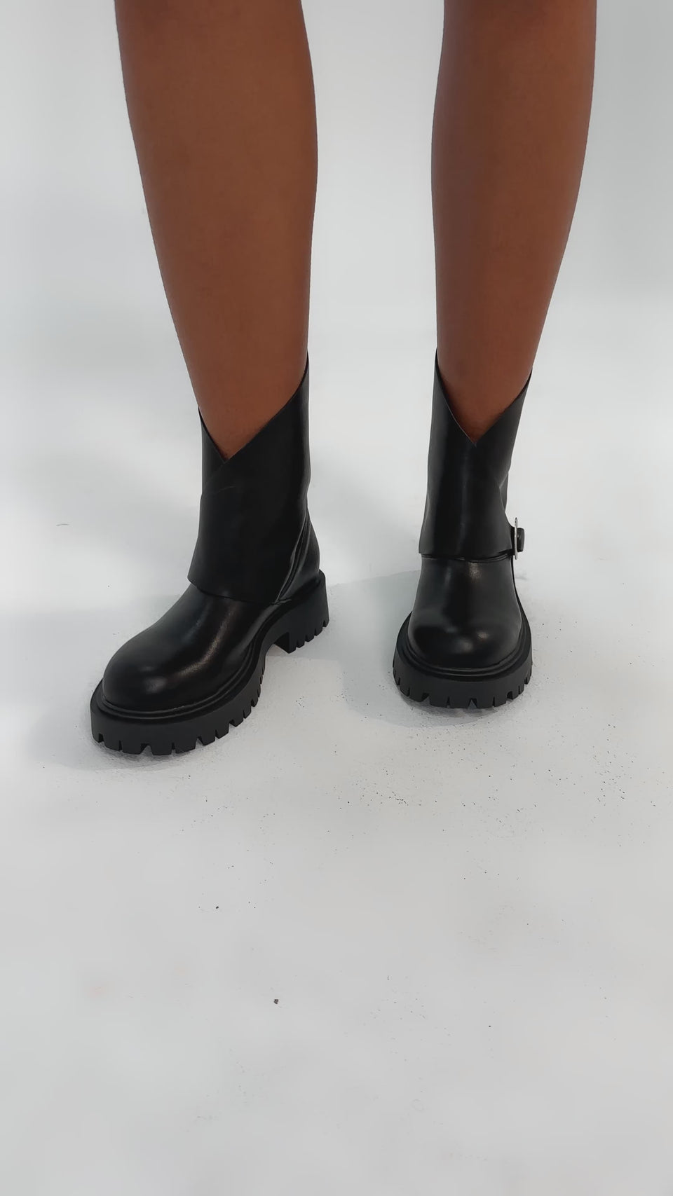 靴 wata.ruuuuu10 AZALEA WANG PHRIXUS BLACK CHUNKY SHORT SHAFT PU BOOT – AKIRA