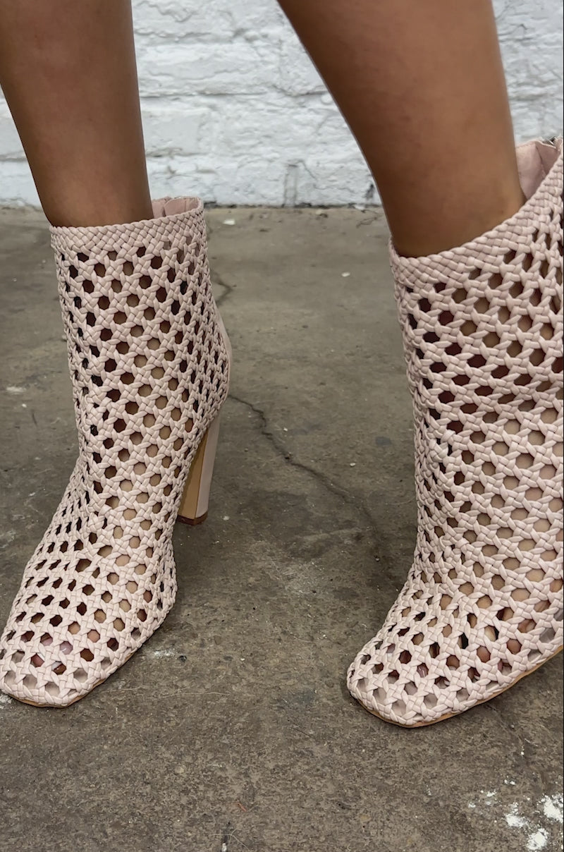 pomページ　43 小サイズ　底ビョウ AZALEA WANG AMIGO NUDE WOVEN BOOTIE – AKIRA