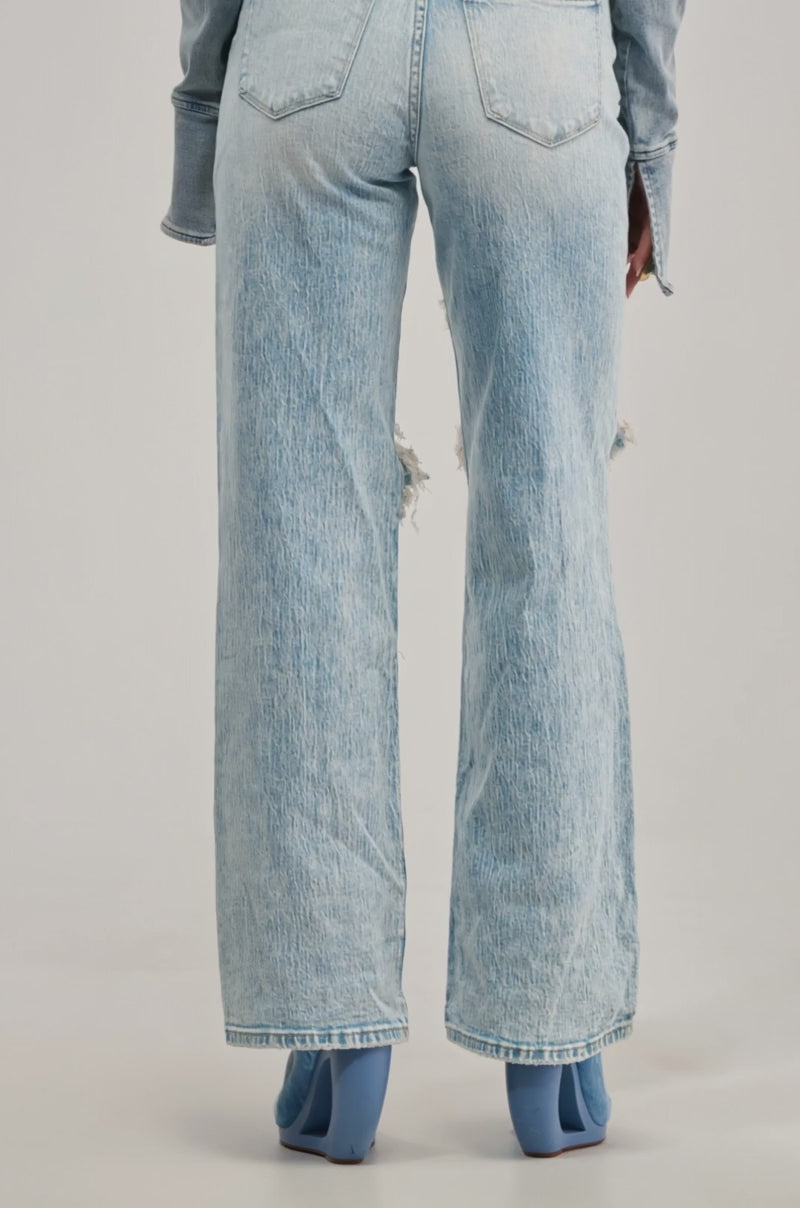 Video of woman modeling the SIMPLE AND GOOD RELAXED DENIM