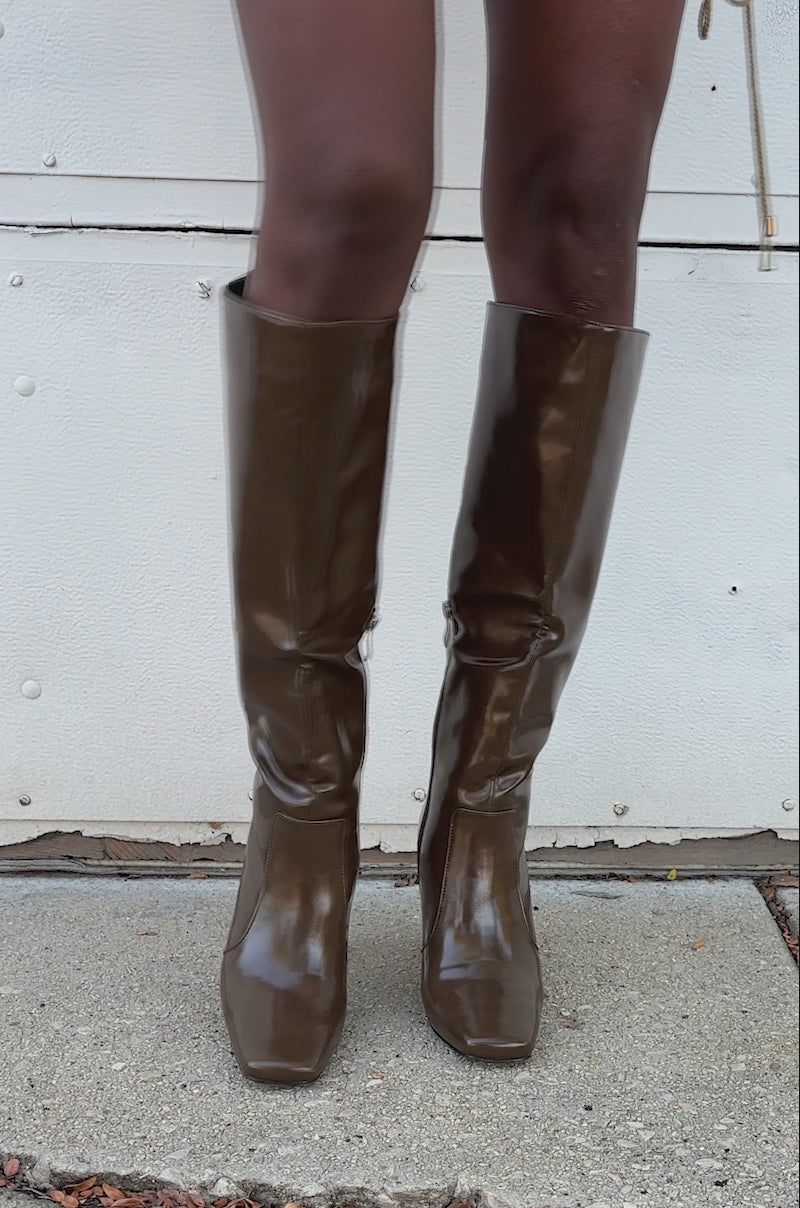 A video of someone wearing AZALEA WANG BEHRAM OLIVE CURVED CHUNKY HEEL KNEE HIGH BOOTS  showing only their legs.