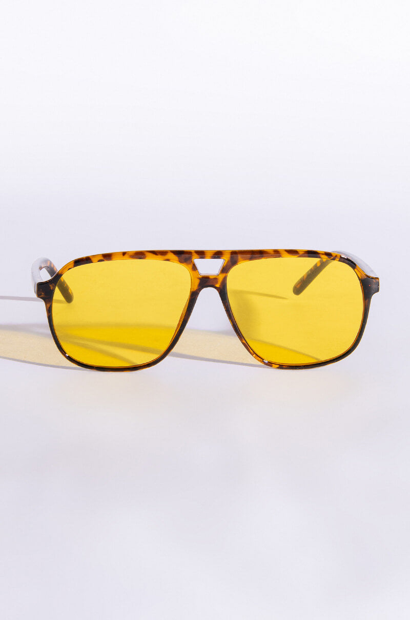 Back View Pull Up Tortoise Sunnies