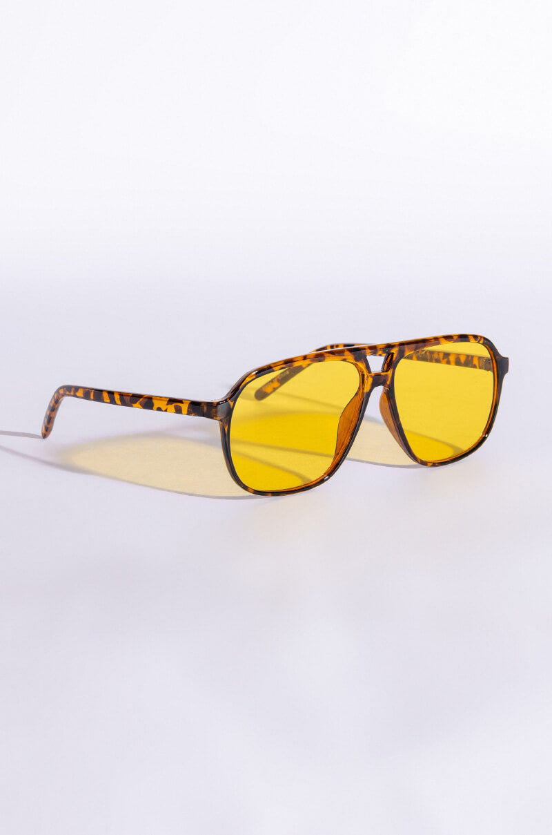 Detail View Pull Up Tortoise Sunnies