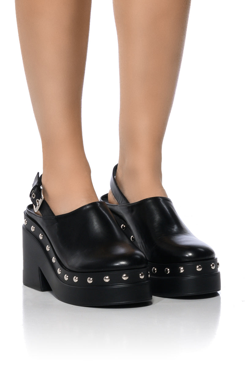 Front View Ravendell Chunky Clog In Black