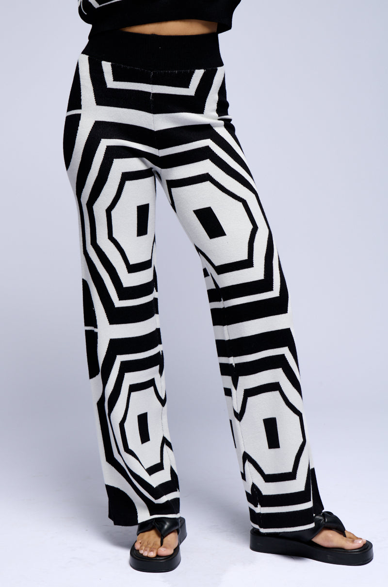 Detail View Stop And Stare Geometric Print Knit Pant
