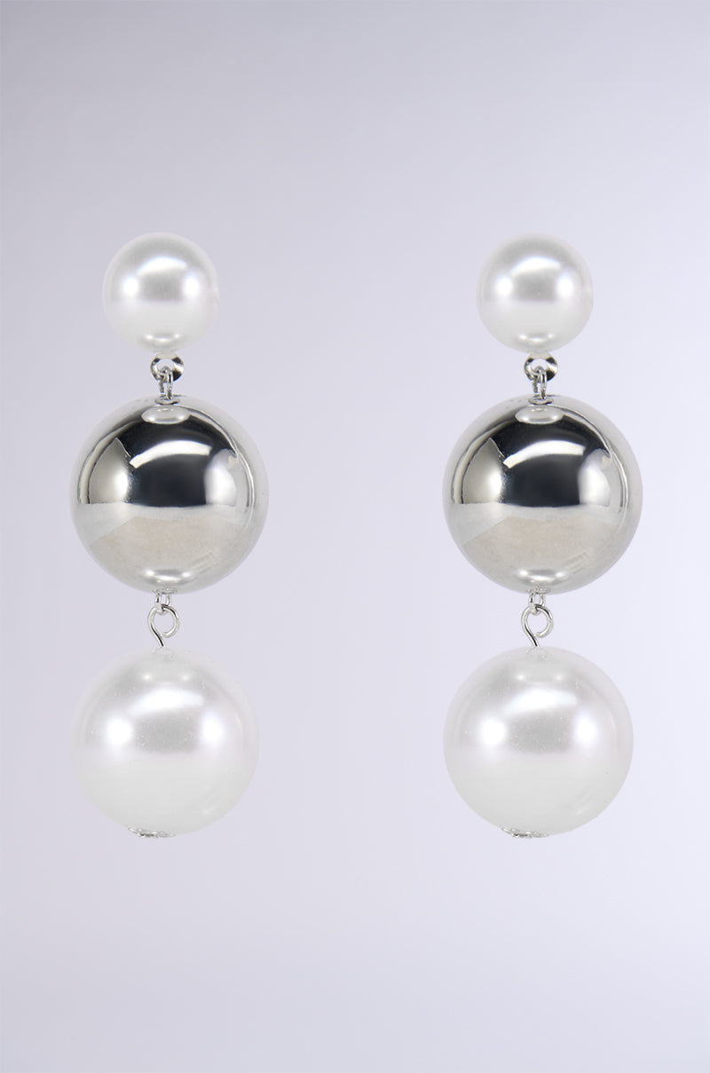 Side View The Modern Pearl Earring