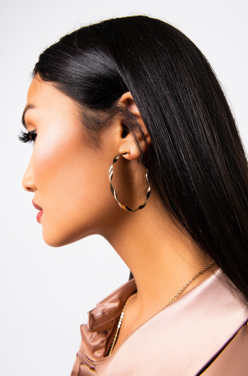 TWIST MEDIUM SIZE HOOP GOLD view 0