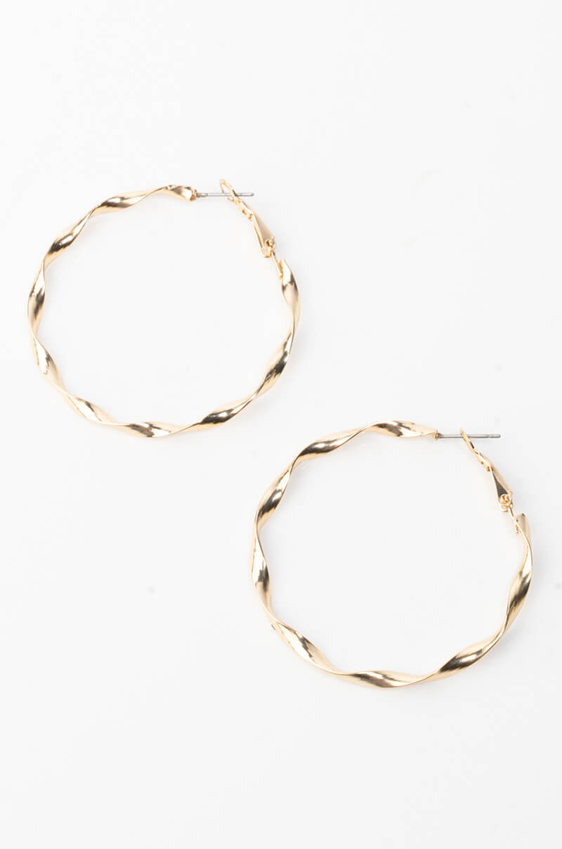 Side View Twist Medium Size Hoop in Gold