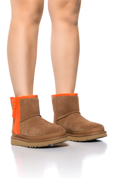 UGG CLASSIC MINI ZIPPER TAPE LOGO BOOTIE IN CHESTNUT – AKIRA