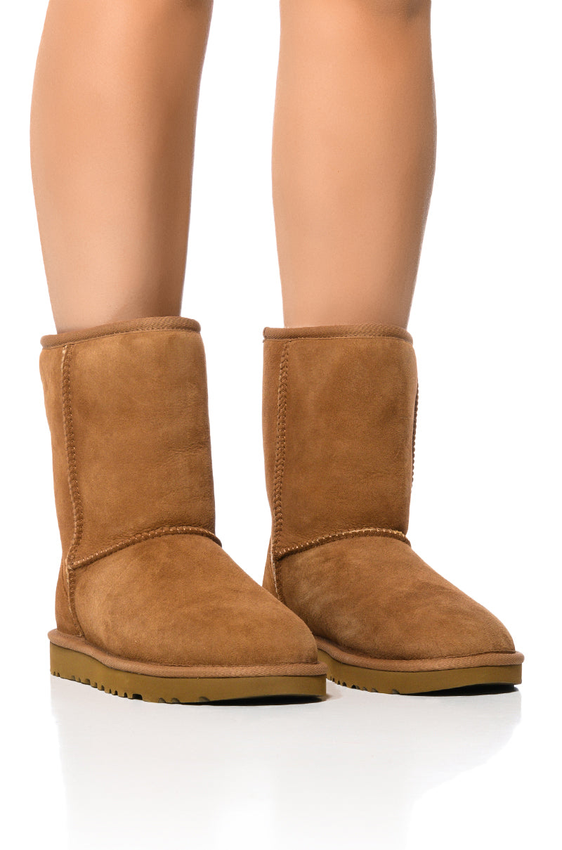 UGG CLASSIC SHORT II BOOTIE IN CHESTNUT view 0