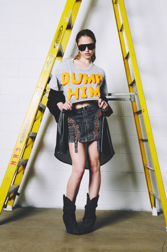 Extra View Dump Him Mineral Wash Cropped Graphic Tee