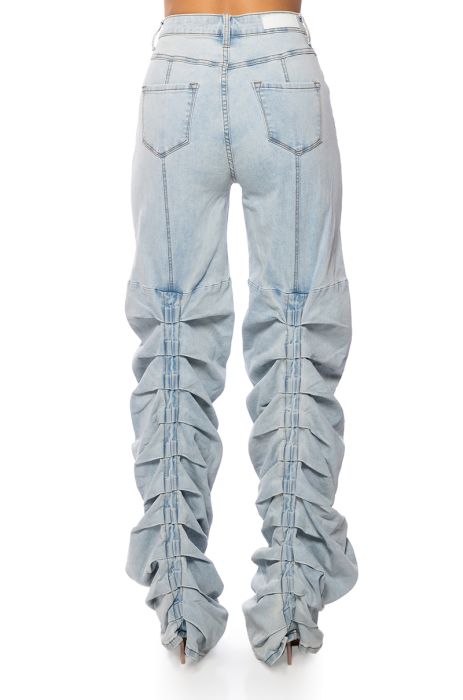 NEVER CHANGE RUCHED RELAXED FIT JEANS IN LIGHT BLUE DENIM