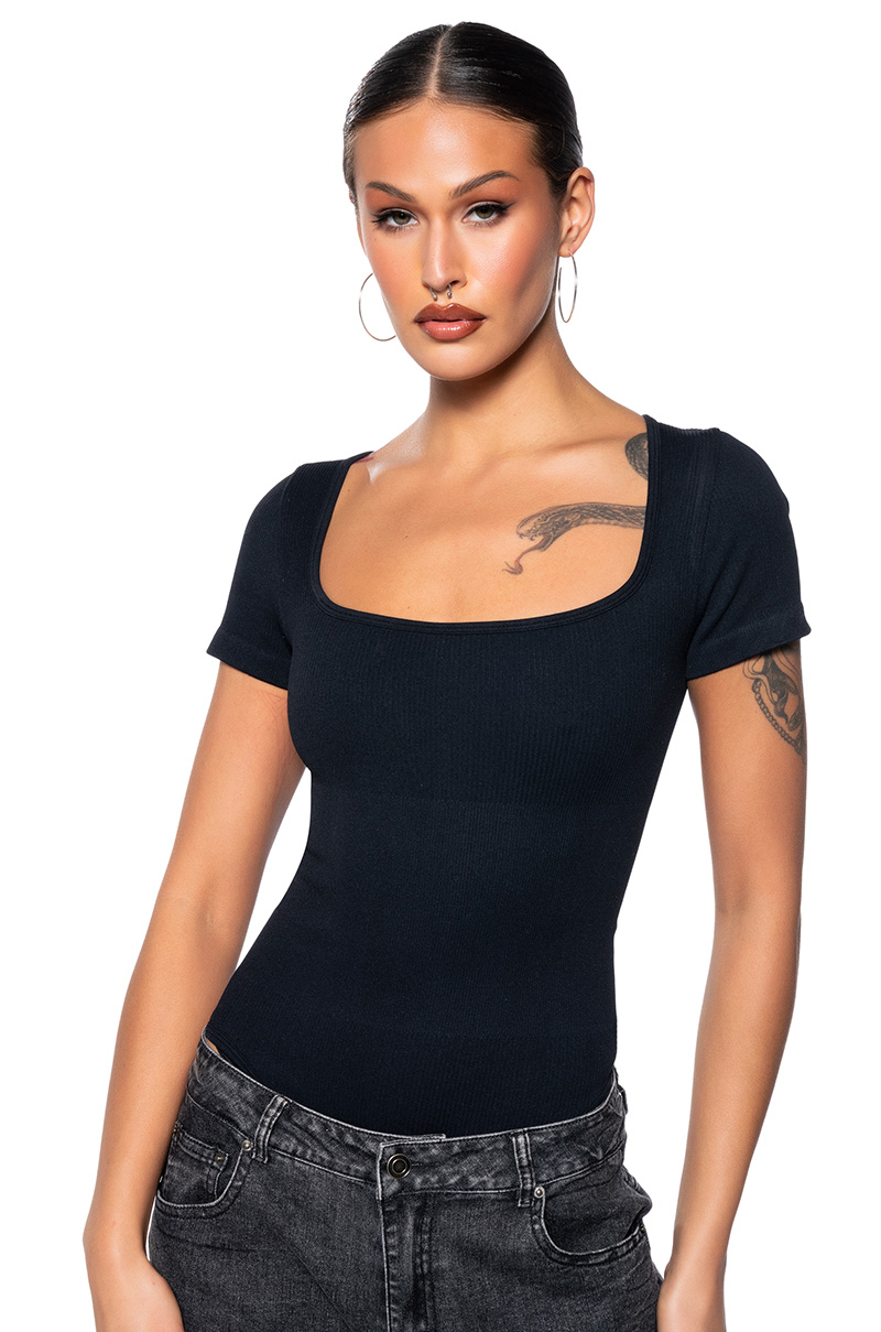 https://www.shopakira.com/media/catalog/product/p/a/paxton-square-neck-seamless-short-sleeve-bodysuit-in-black_black_1_1.jpg