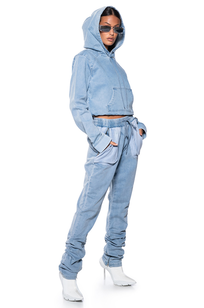 NEVER CHANGE RUCHED RELAXED FIT JEANS IN LIGHT BLUE DENIM